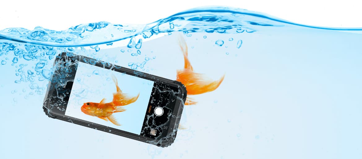 Un smartphone plongé dans l'eau
